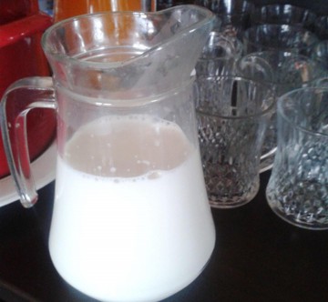 Sute de litri de lapte, transportate fără documente de provenienţă